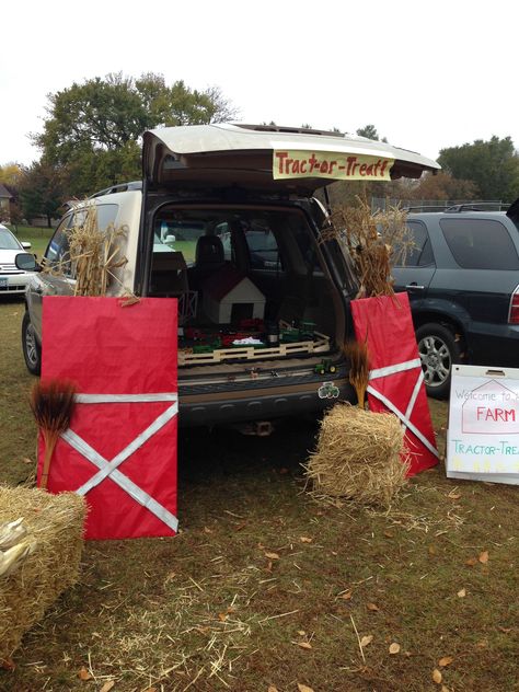 Trunk or Treat Farm | "Tract-or-Treat" | Halloween Army Birthday Cakes, Church Trunk, Harvest Festival Decorations, Trunk Or Treat Ideas, Halloween School Treats, Harvest Party, Trick R Treat, Treat Ideas, School Event