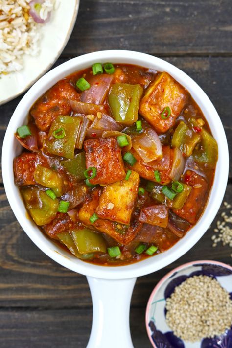 Aerial shot of chilli paneer in a white ceramic serving bowl on a black background. Indian Veg Main Course Dishes, Chilli Paneer Recipe Video, Vegan Tofu Stir Fry, Chilli Paneer Recipe, Indian Paneer Recipes, Indian Catering, Indo Chinese Recipes, Chilli Paneer, Paneer Dishes