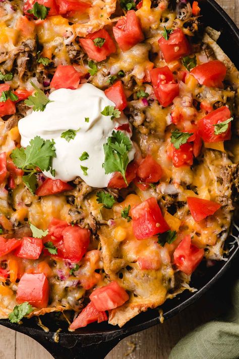 Cast Iron Skillet Shredded Beef Nachos Shredded Beef Nachos, Skillet Nachos, Nachos Recipe Beef, Beef Nachos, Iron Skillet Recipes, Nachos Beef, Cast Iron Skillet Recipes, Cast Iron Recipes, Easy Chicken Dinner Recipes