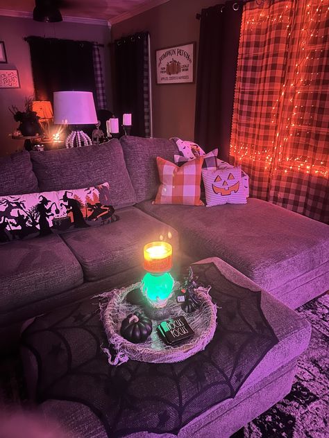 Studio Apartment Fall Decor, Halloween Living Room Decor Ideas Cozy, Fall Decor Small Living Room, Halloween Living Room Decor Apartment, Horror Apartment Decor, Fall Theme Room, Halloween Themed Living Room, Halloween Decorations Living Room, Apartment Halloween Decor