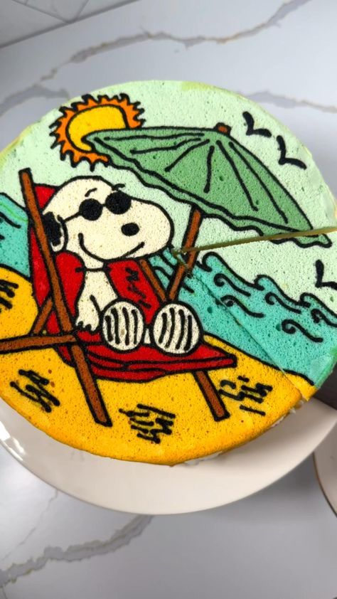 Designed Sponge Cake, Snoopy Summer, Snoopy Cake, Strawberry Sponge Cake, Disney Kitchen Decor, Spongebob Cake, Cakes Decorating, Summer Cake, Cake Drawing