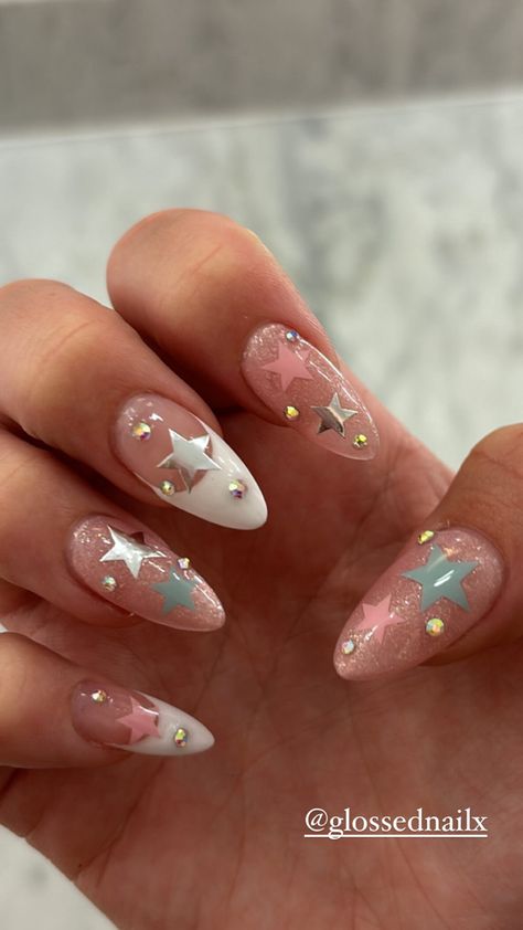 Cute almond shaped nails with stars Chappell Roan Nails, Euro Summer Nails, Nashville Nails Ideas, Outfits Asian, Viral Aesthetic, Chanel Lipstick, Workout Inspo, Asian Nails, Nails Cute