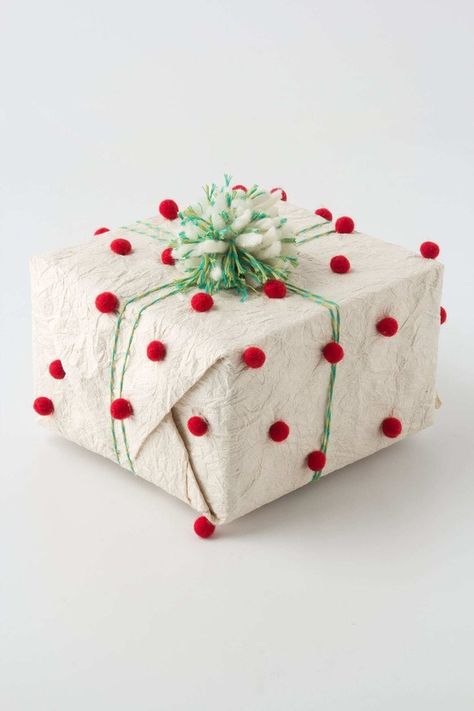 pom pom paper Brown Paper Packages, Holiday Wrap, Creative Gift Wrapping, Present Wrapping, A Present, Pretty Packaging, Holiday Gift Wrap, Wrapping Ideas, Christmas Gift Wrapping