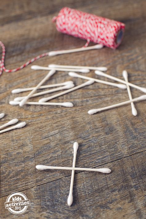 Diy Snowflake Ornaments, Snowflake Ornaments Diy, Popsicle Stick Ornaments, Snowflake Coloring Pages, Diy Snowflake, Natural Ornaments, How To Make Snowflakes, Handprint Ornaments, Snowflake Craft