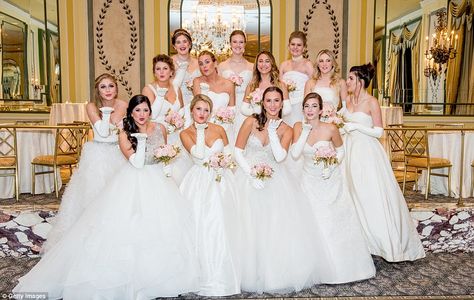 Caroline Jones, Elizabeth Anne, Debutante Dresses, Debutante Ball, Beautiful White Dresses, Women Gathering, Haute Couture Gowns, White Gowns, Couture Gowns