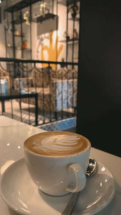 Cofee Story Snap, Flat White Coffee, Fruit World, Eating Food Funny, Coffee Board, Coffee Instagram, Sleepover Food, Coffee Obsession, Local Coffee Shop