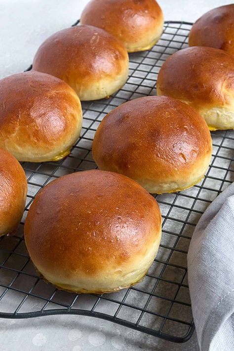 Simply Perfect Homemade Hamburger Buns - Seasons and Suppers Hamburger Bun Recipe, Homemade Hamburger Buns, Pain Burger, Homemade Buns, Pizza Roll, Homemade Hamburger, Homemade Hamburgers, Homemade Burgers, Bread Bun