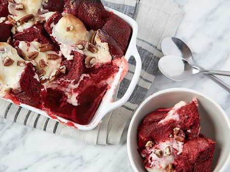 Get Red Velvet Bread Pudding Recipe from Food Network Red Velvet Bread, Red Velvet Desserts, Comfort Food Desserts, Bread Pudding Easy, Red Velvet Recipes, Bread Pudding Recipe, Köstliche Desserts, Pudding Recipe, Red Velvet Cake