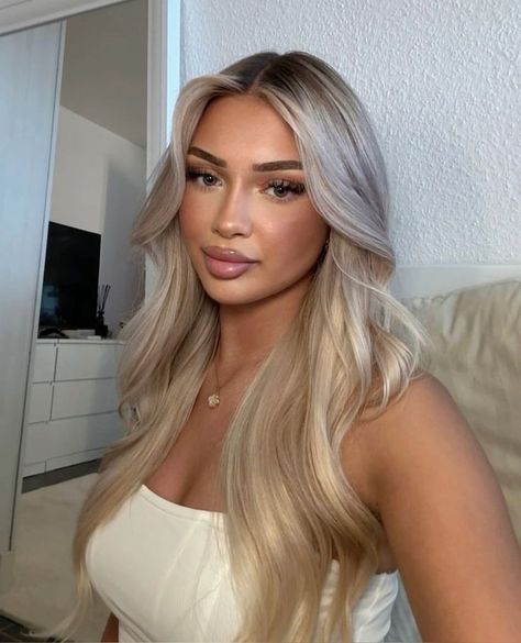 Warm Honey Blonde, Dark Skin Blonde Hair, Ash Blonde Hair Balayage, Blonde Hair With Dark Roots, Blonde Hair With Roots, Hair With Dark Roots, Perfect Blonde Hair, Platinum Highlights, Blonde Shades