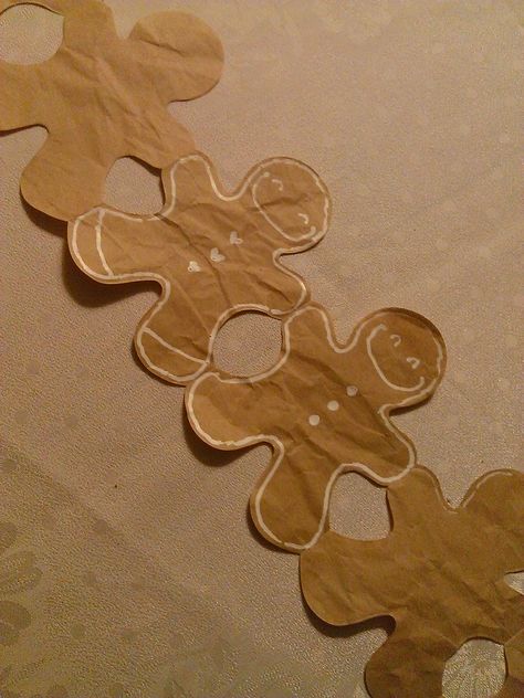 Gingerbread Man Paper Chain, Gingerbread Theme Decorations, Paper Chains Christmas, Paper Gingerbread Men, Paper Doll Chain, Christmas Paper Chains, Apartment Party, Diy Christmas Paper, Gingerbread Theme