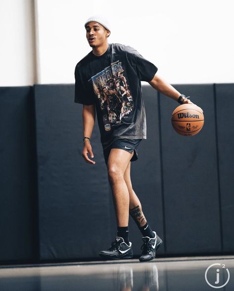 pooleglow Hoop Outfit, Vacation Outfits Men, Black Men Fashion Urban, Street Basketball, Black Outfit Men, Men Mode, Streetwear Ideas, Bola Basket, Outfits Athletic