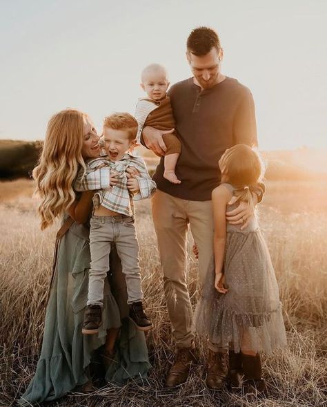 Boho Family Photos, Fall Family Outfits, Family Portrait Outfits, Family Photo Colors, Family Photoshoot Poses, Fall Family Portraits, Fall Family Photo Outfits, Family Photoshoot Outfits, Family Picture Poses