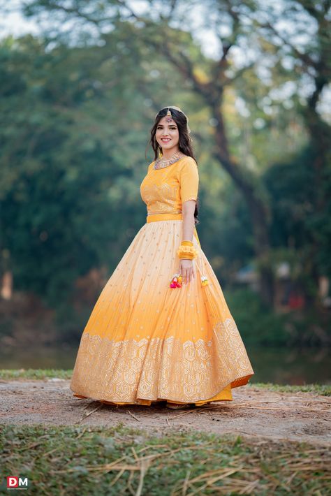 Indian Dresses Photoshoot Ideas, Indian Style Photoshoot, Outdoor Traditional Photoshoot, Indian Outdoor Photoshoot, Haldi Girl, Lehenga Photoshoot Poses Outdoor, Haldi Rasam, Poses 2023, Haldi Poses For Bride