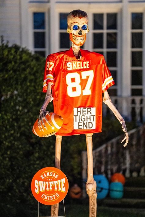 New Orleans Homes, Tourist Attraction, New Orleans, Front Yard, Skeleton, Taylor Swift, Swift, Yard, Halloween