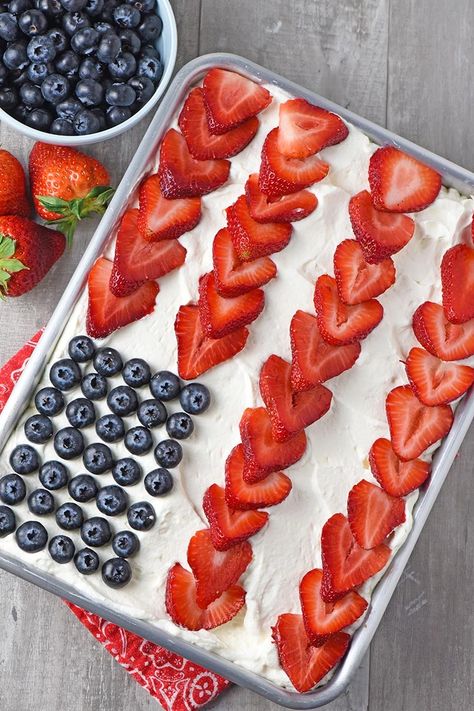 How to make easy strawberry Jello poke cake, topped off with Cool Whip, strawberries, and blueberries. The best holiday or summer dessert recipe! #flouronmyfingers #jellopokecake #strawberry #cake #easydesserts Jello Flag Cake, Cakes With Strawberries, 4th Of July Cakes, Flag Cake Recipe, Recipe With Strawberries, Strawberry Jello Cake, Poke Cake Jello, American Flag Cake, Strawberry Poke Cakes