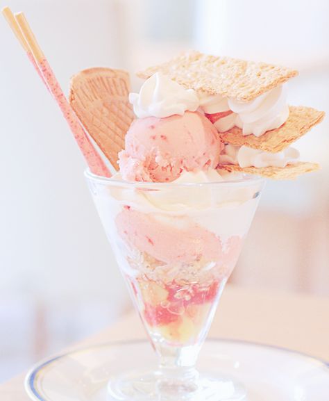 Ice Cream Sunday, Pretty Dessert, Pink Foods, Japanese Sweets, Ice Cream Sundae, Kawaii Food, Cute Desserts, Cafe Food, Beautiful Food