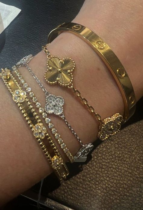 Gold Diamond Aesthetic, Bracelet Stack Gold, Xoxo Jewelry, Girly Bracelets, Dope Jewelry Accessories, Expensive Jewelry Luxury, Wrist Jewelry, Luxe Jewelry, Dope Jewelry