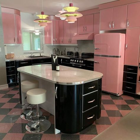 Trashy Y2k Kitchen, Kitchen Ideas Y2k, Y2k Kitchen Aesthetic, Black And Pink House Decor, 50s House Aesthetic, Black And Pink House, Pink Aesthetic House, Pastel House Aesthetic, Pink House Aesthetic