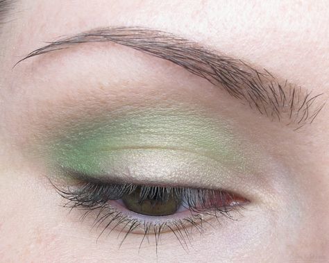 Green Eyeshadow Looks, Halloween Eyeshadow, Green Eyeshadow Look, Blue Eyeshadow Looks, Makeup Tips For Older Women, Cute Eyeshadow Looks, Eyeshadow For Blue Eyes, Simple Eyeshadow, Green Makeup