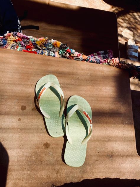 Havaianas Aesthetic, Flip Flops Aesthetic, Orange Summer Aesthetic, Summer Green, Island Vibes, Aesthetic Summer, Green Orange, Summer Aesthetic, Womens Flip Flop