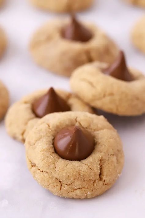 Kiss Cookie Recipe, Peanut Butter Blossoms Recipe, Hershey Kiss Cookies, Peanut Butter Blossom, Peanut Butter Kiss, Peanut Butter Kiss Cookies, Peanut Butter Blossom Cookies, Cookies Soft, Six Sisters Stuff