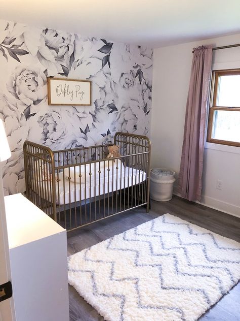 Cute Baby Girl Nursery, Babies Bedroom, Nursery Gray, Small Room Nursery, Nursery Guest Room, Bedroom Beautiful, Baby Nursery Inspiration, Baby Room Themes, Newborn Nursery