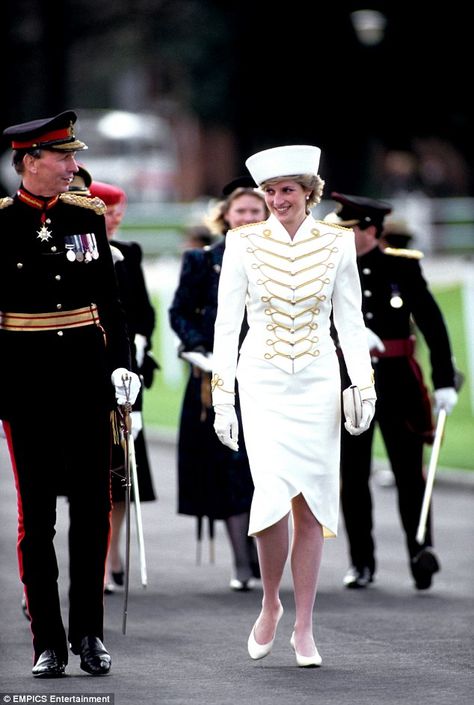 Princess Diana's military style suit by Catherine Walker and hat by Graham Smith at Kangol was among her less successful looks Military Style Outfits, Daily Queen, Military Suit, Gold Suit, Catherine Walker, Princess Diana Photos, Princes Diana, Estilo Real, Sixties Fashion