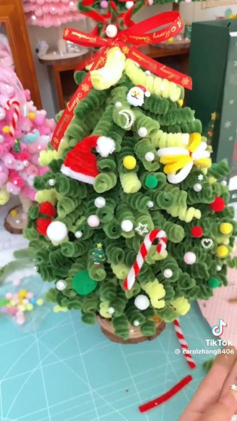 New Years Presents Ideas, Pipe Cleaner Art, Christmas Decorations Diy Crafts, Diy Christmas Decor, Pipe Cleaner Crafts, Art And Craft Videos, Fun Christmas Decorations, Unique Christmas Trees, Christmas Themes Decorations