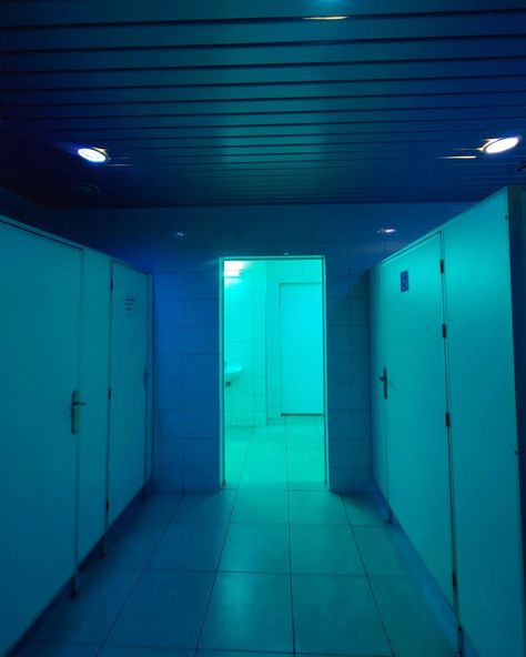 blue neon bathroom that looks like a backroom level Blue Backrooms Aesthetic, Gas Station Bathroom Aesthetic, Neon Blue Room, Liminal Space Bathroom, Liminal Bathroom, Blue Horror Aesthetic, Bathroom Grunge, Ambient Bathroom, Cool Bathroom