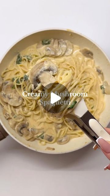 Creamy Mushroom Spaghetti, Mushroom Spaghetti, Spaghetti Ingredients, Food Italian, Creamy Mushrooms, Spaghetti Recipes, Sliced Mushrooms, 7 Minutes, Parmesan Cheese