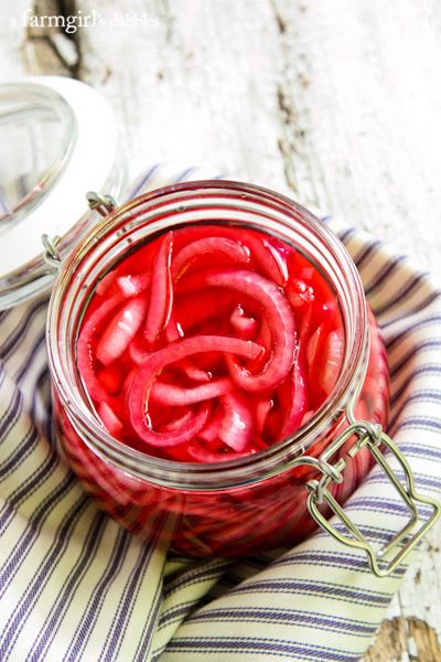 Pickled red onions Best Pickled Red Onions, Make Pickled Red Onions, Pickled Veggies, Pickled Vegetables, Pickled Red Onions, Easy A, Pickled Onions, Red Onions, Pickling Recipes