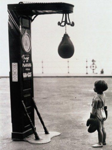 Punching Bag, Foto Art, Jolie Photo, Black White Photos, Black N White, Kickboxing, Vintage Photography, Old Pictures, White Photography