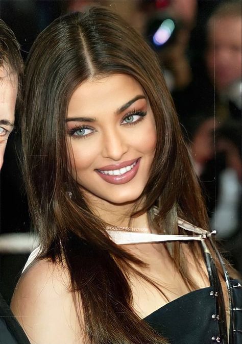 Aishwarya Rai Haircut, Aishwarya Rai No Makeup, Ashwariya Rai Hair, Ashwariya Rai Aesthetic, Aishwarya Rai Now, Aishwarya Rai Hair, Aishwarya Rai Eyes, Aishwarya Rai Aesthetic, Young Aishwarya Rai