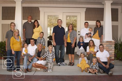 Large Family Pictures, Large Family Photography, Large Family Portraits, Large Family Poses, Family Photo Colors, Big Family Photos, Extended Family Photos, Large Family Photos, Fall Family Photo Outfits