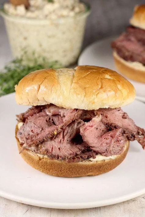 Smoked Roast Beef Sandwiches Smoked Roast Beef, Smoked Meat Sandwich, Smoked Roast, Smoked Beef Roast, Italian Roast Beef, Roast Beef And Cheddar, Rare Roast Beef, Roast Beef Sliders, Classic Pot Roast