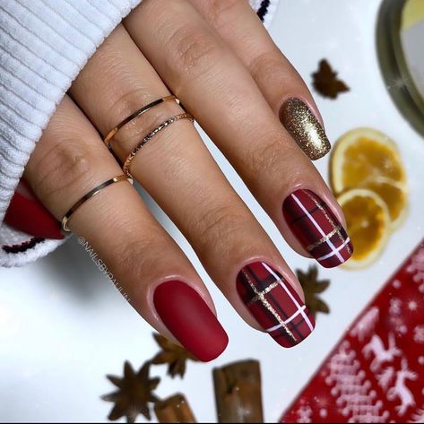 Manicure 2023, Plaid Nail Designs, Plaid Nail Art, Christmas Nail Colors, Nail Art Noel, Holiday Nail Designs, Indigo Nails, Plaid Nails, Christmas Nails Easy