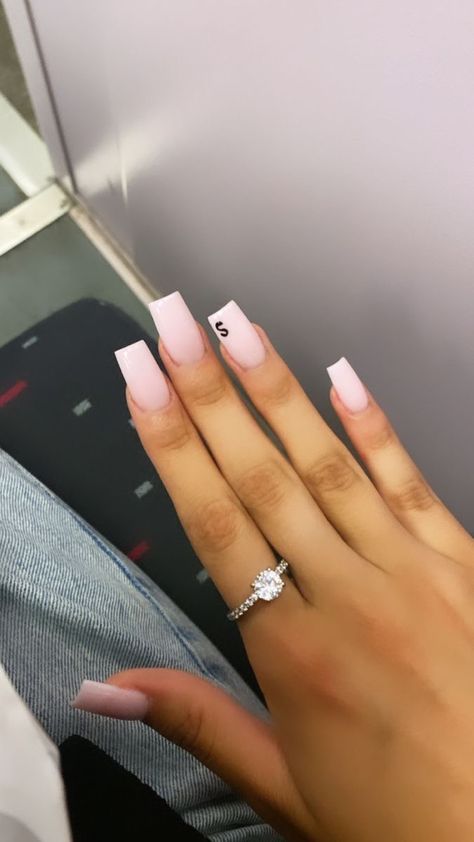 Nail Inspo With Initial Short, S Initial On Nails, Simple Nails With Initials, Short Acrylic Nails With Initials, White Nails With Initial, Initial On Nails, Acrylic Nails With Initials, Initials On Nails, Nails With His Initials