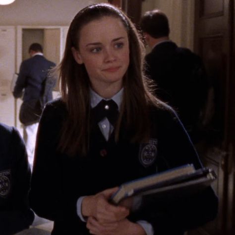 Yale Rory Gilmore, Cute Rory Gilmore, Season 1 Rory, Study Rory, Chilton Rory Gilmore, Rory Gilmore Pfp, Rory Gilmore Icon, Yale Rory, Chilton Rory