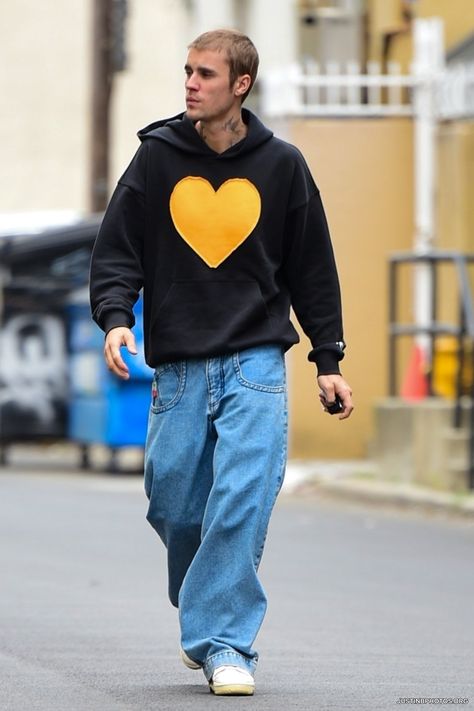 How To Style Baggy Jeans, Justin Bieber Hoodie, Justin Bieber Outfits, Justin Bieber Gif, Justin Bieber Style, Justin Bieber Wallpaper, Blue Jean Outfits, Gay Outfit, Jnco Jeans