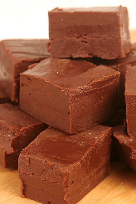 Weight Watchers (2 points) Chocolate Marshmallow Fudge --no bake, 5 ingredients & done in 15 minutes. Coffee Fudge Recipes, Marshmallow Fudge Recipe, Ella Vegan, Slow Cooker Fudge, Marshmallow Fudge, Chocolate Peanut Butter Fudge, Ww Desserts, Weight Watchers Desserts, Peanut Butter Fudge