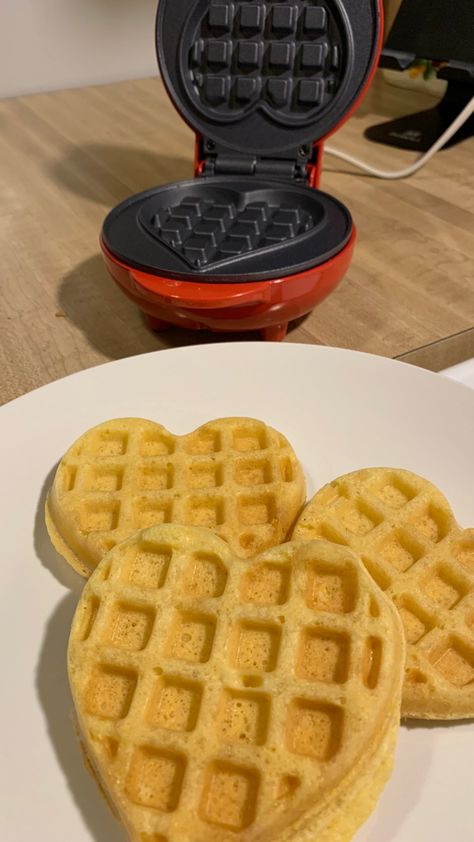 Mini Waffle Maker Aesthetic, Waffle Maker Aesthetic, Disney Waffles, Box Dulces, Heart Waffle Maker, Dash Mini Waffle Maker, Mini Waffles, On The Go Breakfast, Mini Waffle Maker