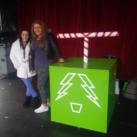 The christmas tree light switch for george was created by the studio in 2014.Chantelle and alannah at george square setting up the plunger for the lights Christmas Tree Lighting Switch, Hairstyle For Big Forehead, Best Hairstyles For Big Foreheads, Face Fringe, Christmas Tree Light, Famous Kids, Cow Christmas, Try On Hairstyles, Tree Light