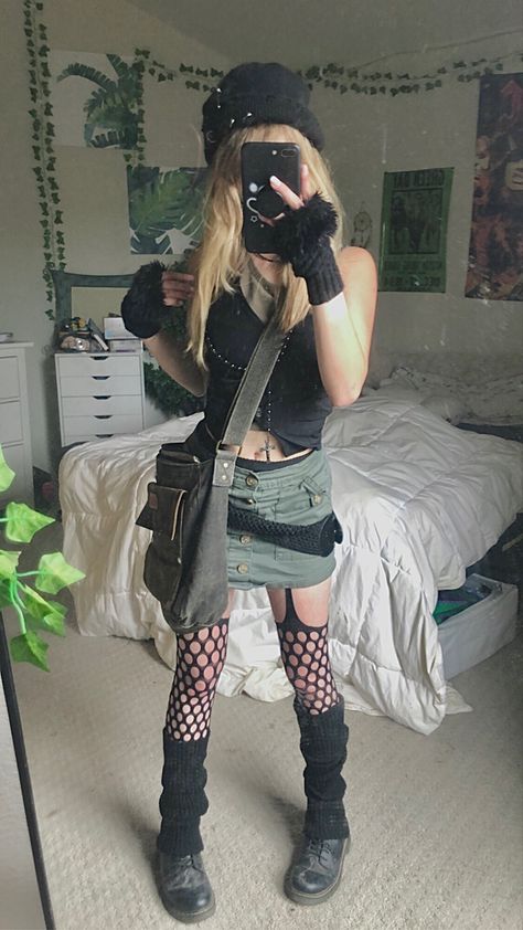 Grunge Green Aesthetic, Green Skirt Outfit, Green Skirt Outfits, Outfit Emo, Fit Pics, Y2k Fits, Goth Scene, Aesthetic School, Goth Fashion Punk