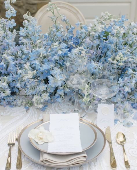 Old Money Coastal Wedding, Blue And White Hydrangea Centerpiece, Blue Gold And White Wedding, Wedding Table Settings Blue, Periwinkle Blue Wedding, Beach Theme Wedding Reception, Uae Wedding, White Hydrangea Centerpieces, Christening Decor