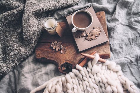 cosy bedroom ideas Fall Cozy Home, Autumn Hygge, Hygge Aesthetic, Hygge Life, Cozy Hygge, Bedtime Ritual, Fall Bedding, Winter Books, Hygge Lifestyle