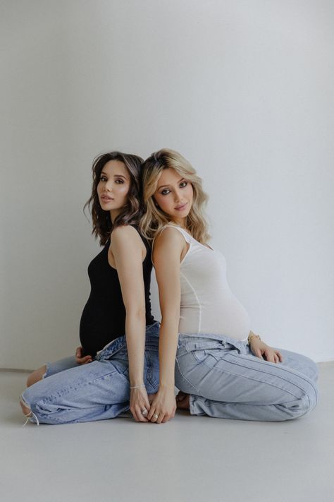 Pregnant Besties Photoshoot, Maternity Photos With Friends, Maternity Sisters Photography, Bestfriend Maternity Photo, Double Maternity Shoot Best Friends, Two Pregnant Friends Photoshoot, Pregnancy Friends Photos, Best Friend Maternity Photoshoot, Friends Pregnancy Photoshoot