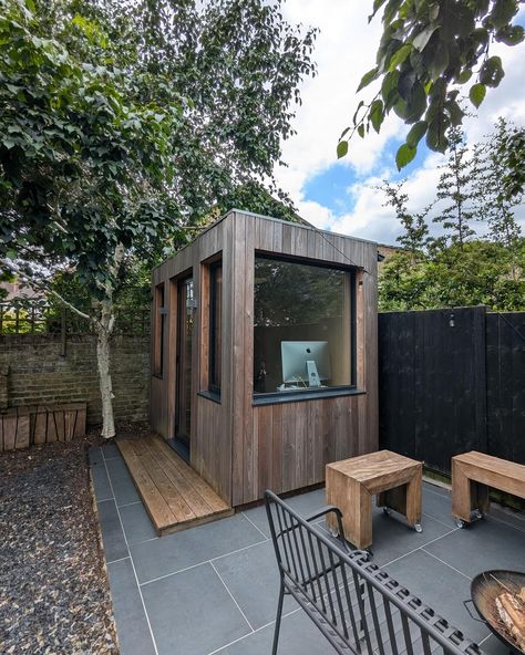 This compact OKOPOD home office sites perfectly in the corner of this central London home. OKOPODs are suitable for all your requirements from offices to gyms to homes. Contact us for more information info@okopod.com #extension #homeextension #gardenroom #gardenoffice #gardenpod #gardenretreat #gardenstudio #gardenhangout #homeoffice #office #wfh #workfromhome #prefab #annexe #annex #tinyhome #smallhome #tinyliving Minimal Backyard, Garden Office Shed, Backyard Cabin, Garden Room Ideas, Shed Office, Garden Pods, Backyard House, Backyard Studio, Outdoor Buildings