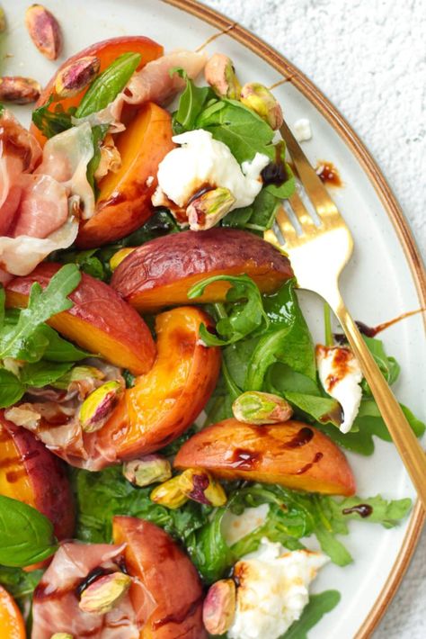 Roasted Peach Salad With Prosciutto And Mozzarella | Good Food Discoveries Roasted Peach Salad, Prosciutto And Mozzarella, Peach Salad Recipes, Caramelized Peaches, Buffalo Mozzarella, Peach Salad, Grilled Peaches, Smoked Ham, Christmas Food Dinner