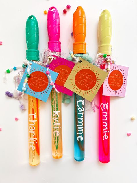 END OF SCHOOL CLASSMATE GIFTS (+ FREE DOWNLOAD!) Classmate Gifts, Classmates Gifts, Kindergarten Gifts, White Paint Pen, Before School, Kids Class, Bubble Wands, Class Gift, School Teacher Gifts