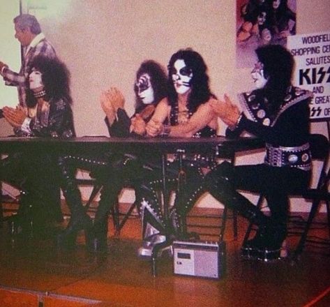 Woodfield Mall Schaumburg, IL June 8, 1974 Kissing Contest Promoting KISS Album Ace Frehley 70s, Gene Kiss, Gene Simmons Kiss, Kiss Images, Eric Carr, Peter Criss, Kiss Pictures, Crazy Night, Ace Frehley